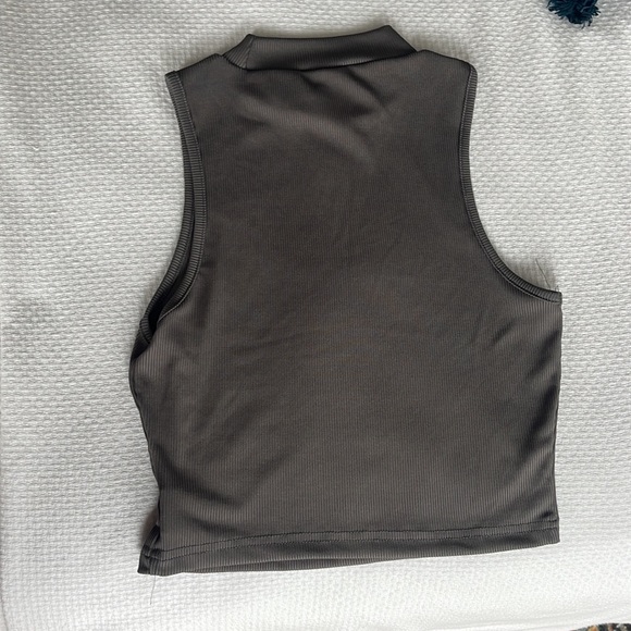 Mock neck tank top - Picture 2 of 3